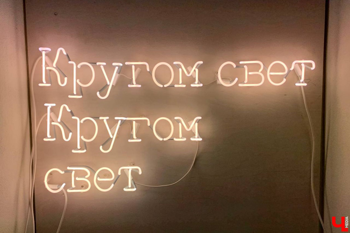 Такого Суздаль еще точно не видел! Гигантская сверкающая луна медитативно, словно в каком-то мистическом сне, скользит по Каменке в лодке. На веслах — человек. Это герой литературно-визуальных историй писателя, художника, фотографа и мастера световых инсталляций Леонида Тишкова. Необычная прогулка по спрятавшимся на просторах Суздаля световым объектам прошла в день открытия его выставки «Кругом свет».