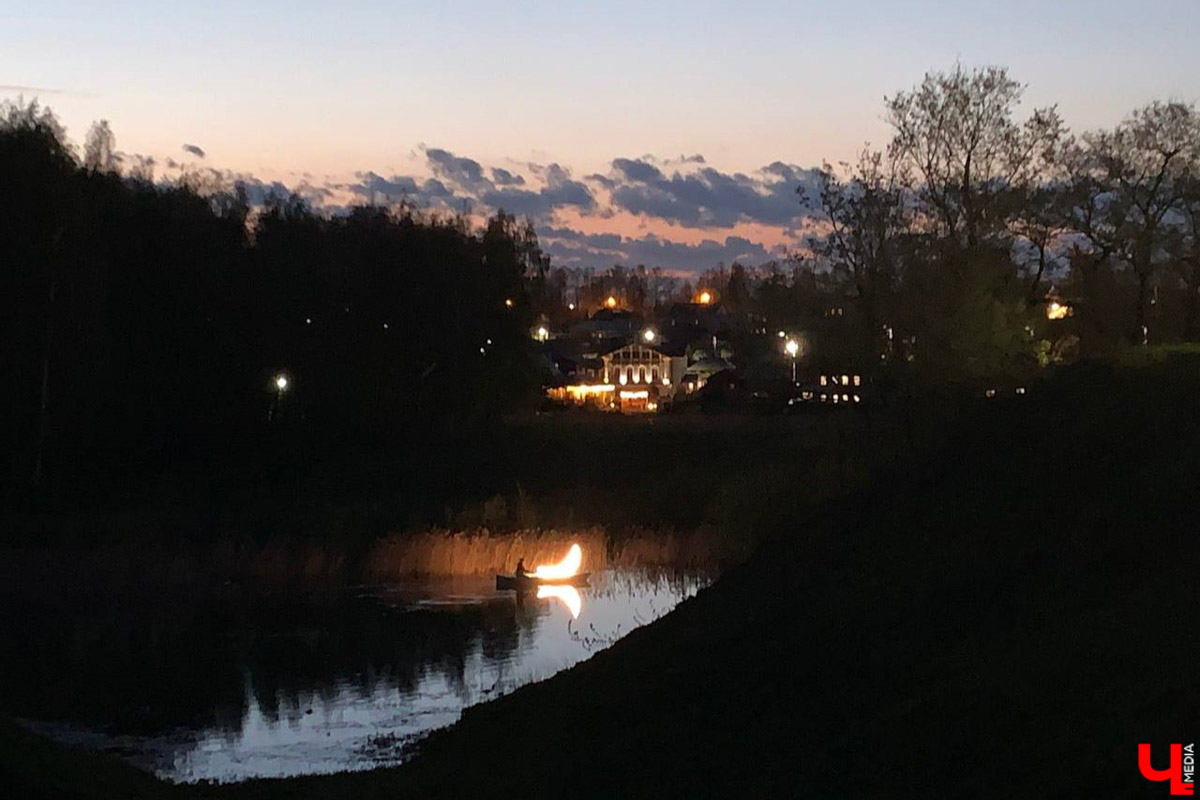 Такого Суздаль еще точно не видел! Гигантская сверкающая луна медитативно, словно в каком-то мистическом сне, скользит по Каменке в лодке. На веслах — человек. Это герой литературно-визуальных историй писателя, художника, фотографа и мастера световых инсталляций Леонида Тишкова. Необычная прогулка по спрятавшимся на просторах Суздаля световым объектам прошла в день открытия его выставки «Кругом свет».