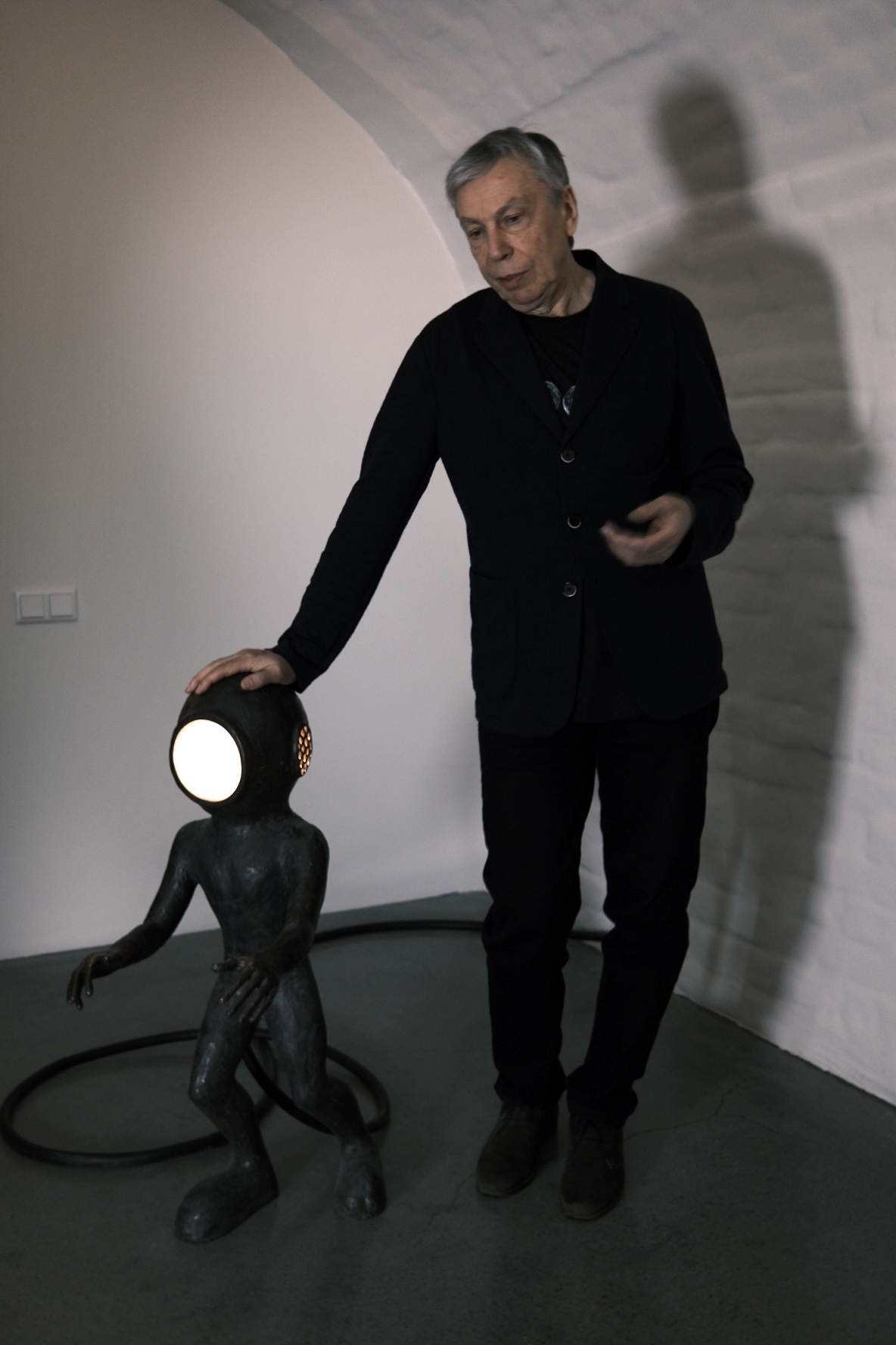 Такого Суздаль еще точно не видел! Гигантская сверкающая луна медитативно, словно в каком-то мистическом сне, скользит по Каменке в лодке. На веслах — человек. Это герой литературно-визуальных историй писателя, художника, фотографа и мастера световых инсталляций Леонида Тишкова. Необычная прогулка по спрятавшимся на просторах Суздаля световым объектам прошла в день открытия его выставки «Кругом свет».