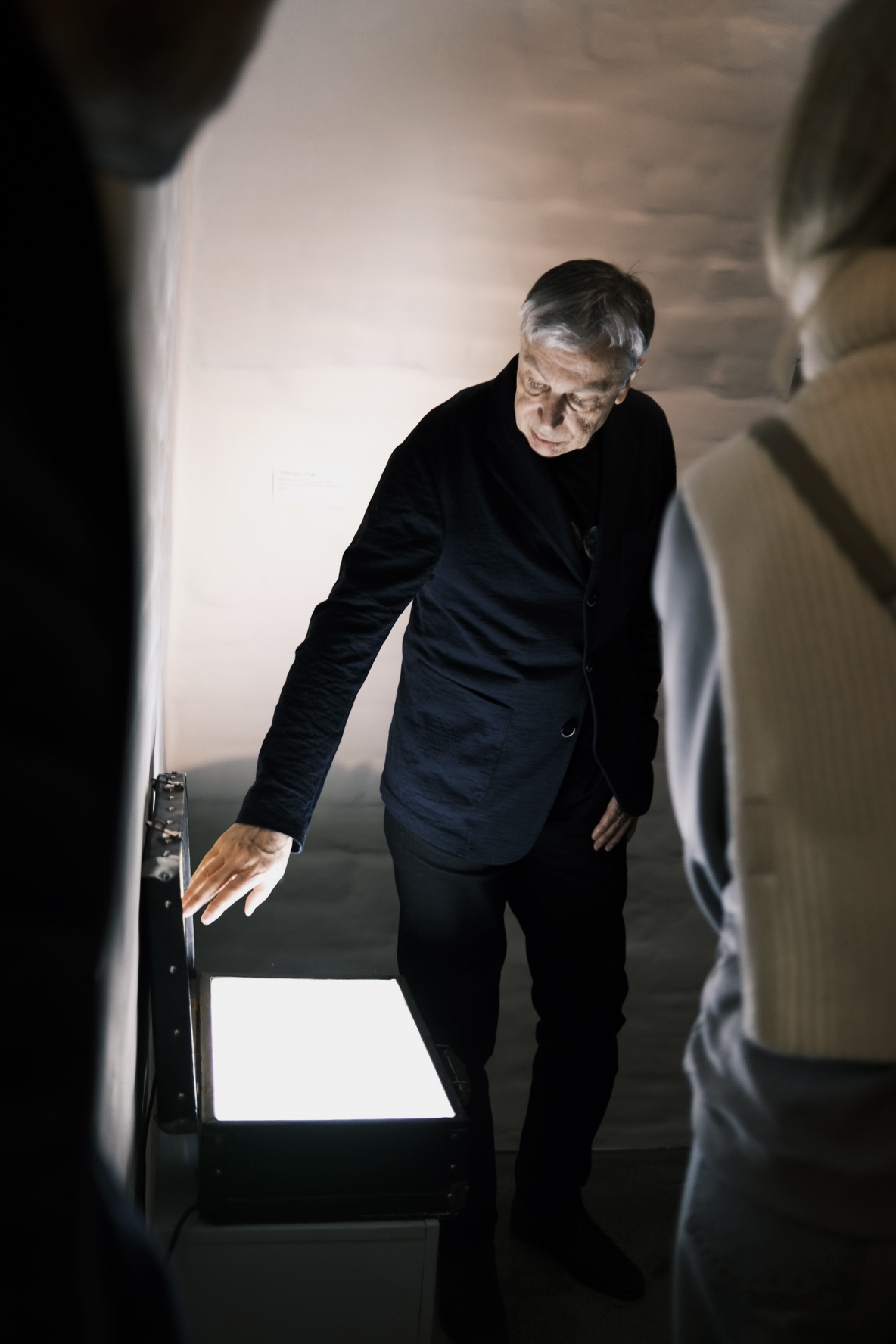 Такого Суздаль еще точно не видел! Гигантская сверкающая луна медитативно, словно в каком-то мистическом сне, скользит по Каменке в лодке. На веслах — человек. Это герой литературно-визуальных историй писателя, художника, фотографа и мастера световых инсталляций Леонида Тишкова. Необычная прогулка по спрятавшимся на просторах Суздаля световым объектам прошла в день открытия его выставки «Кругом свет».