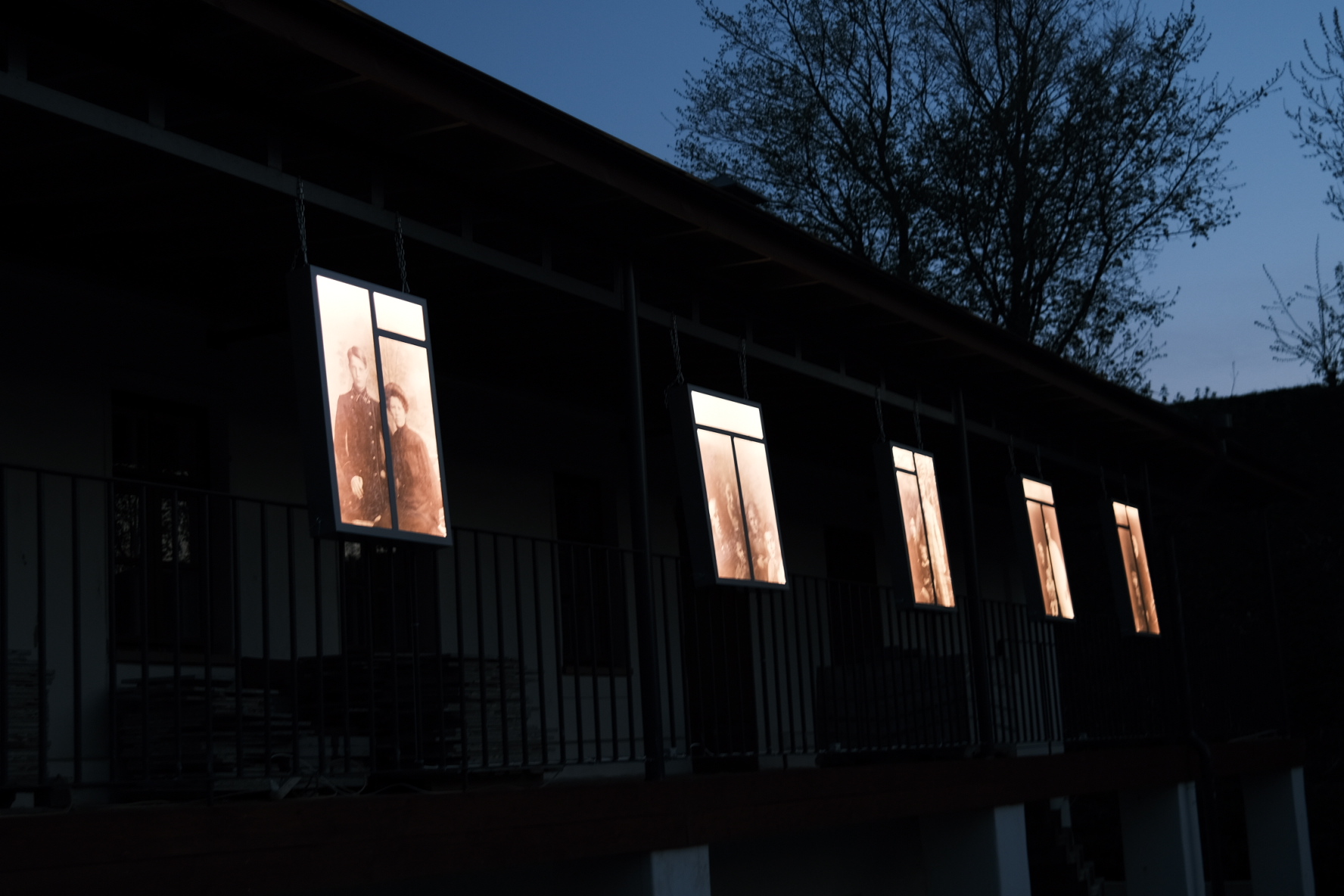 Такого Суздаль еще точно не видел! Гигантская сверкающая луна медитативно, словно в каком-то мистическом сне, скользит по Каменке в лодке. На веслах — человек. Это герой литературно-визуальных историй писателя, художника, фотографа и мастера световых инсталляций Леонида Тишкова. Необычная прогулка по спрятавшимся на просторах Суздаля световым объектам прошла в день открытия его выставки «Кругом свет».