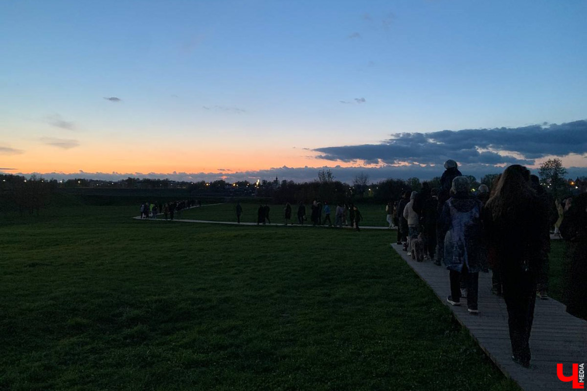 Такого Суздаль еще точно не видел! Гигантская сверкающая луна медитативно, словно в каком-то мистическом сне, скользит по Каменке в лодке. На веслах — человек. Это герой литературно-визуальных историй писателя, художника, фотографа и мастера световых инсталляций Леонида Тишкова. Необычная прогулка по спрятавшимся на просторах Суздаля световым объектам прошла в день открытия его выставки «Кругом свет».