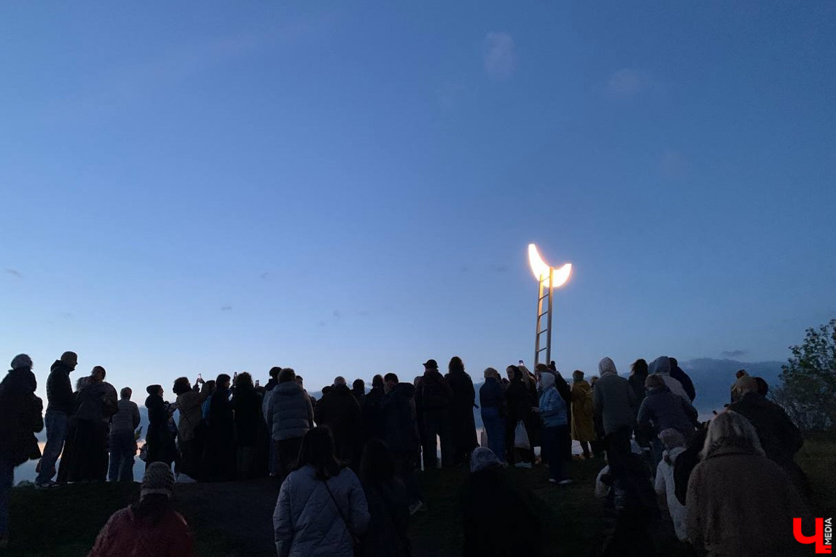 Такого Суздаль еще точно не видел! Гигантская сверкающая луна медитативно, словно в каком-то мистическом сне, скользит по Каменке в лодке. На веслах — человек. Это герой литературно-визуальных историй писателя, художника, фотографа и мастера световых инсталляций Леонида Тишкова. Необычная прогулка по спрятавшимся на просторах Суздаля световым объектам прошла в день открытия его выставки «Кругом свет».