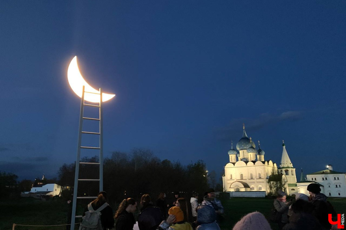 Такого Суздаль еще точно не видел! Гигантская сверкающая луна медитативно, словно в каком-то мистическом сне, скользит по Каменке в лодке. На веслах — человек. Это герой литературно-визуальных историй писателя, художника, фотографа и мастера световых инсталляций Леонида Тишкова. Необычная прогулка по спрятавшимся на просторах Суздаля световым объектам прошла в день открытия его выставки «Кругом свет».