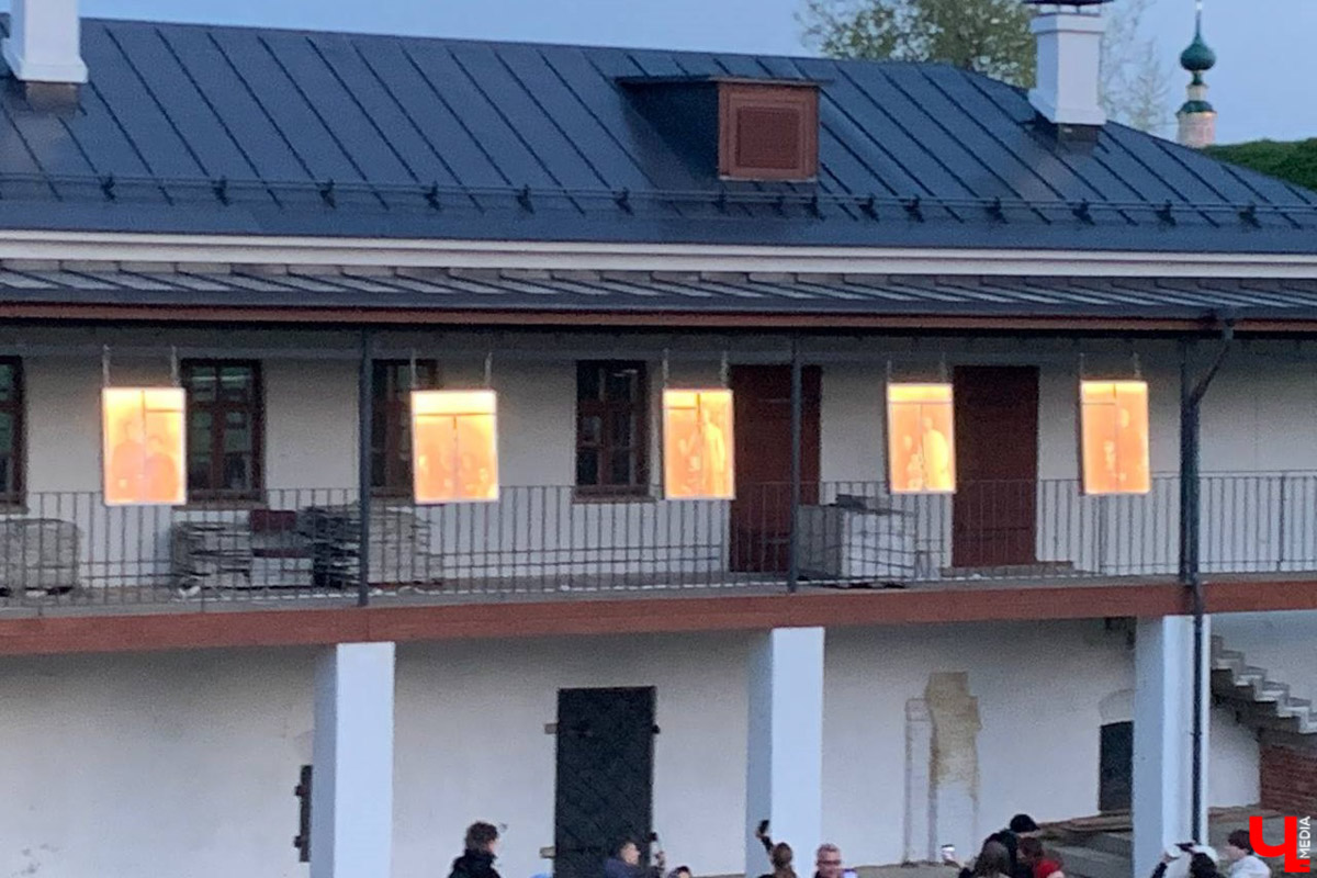 Такого Суздаль еще точно не видел! Гигантская сверкающая луна медитативно, словно в каком-то мистическом сне, скользит по Каменке в лодке. На веслах — человек. Это герой литературно-визуальных историй писателя, художника, фотографа и мастера световых инсталляций Леонида Тишкова. Необычная прогулка по спрятавшимся на просторах Суздаля световым объектам прошла в день открытия его выставки «Кругом свет».