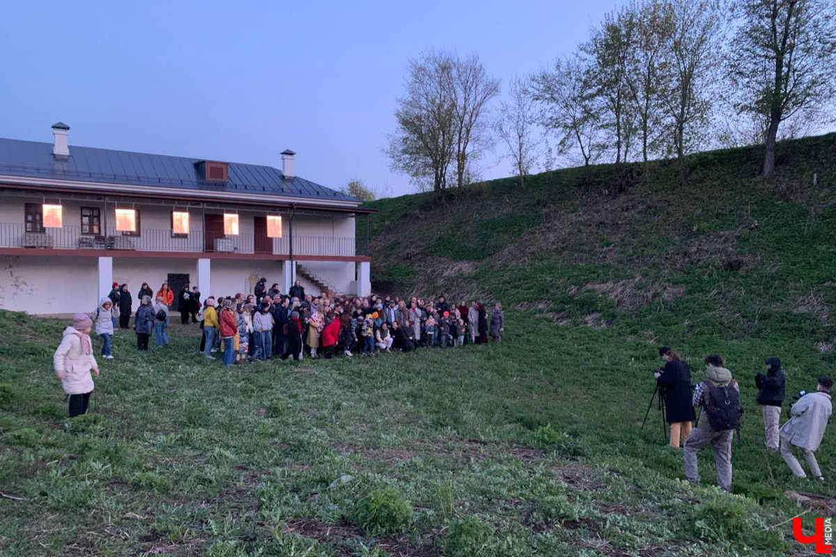 Такого Суздаль еще точно не видел! Гигантская сверкающая луна медитативно, словно в каком-то мистическом сне, скользит по Каменке в лодке. На веслах — человек. Это герой литературно-визуальных историй писателя, художника, фотографа и мастера световых инсталляций Леонида Тишкова. Необычная прогулка по спрятавшимся на просторах Суздаля световым объектам прошла в день открытия его выставки «Кругом свет».