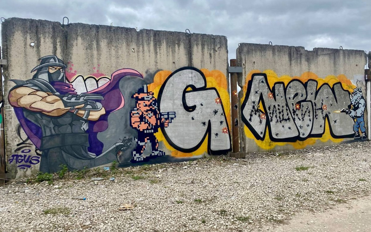 Уличные художники продолжают украшать наш город. На непримечательных стенах оживают фантазийные персонажи и разные существа, горят пламенем яркие шрифты, уносят в мир грез пейзажи. Правда, арты вдали от центра мало кто заметит, поэтому «Ключ-Медиа» решил исправить это упущение.