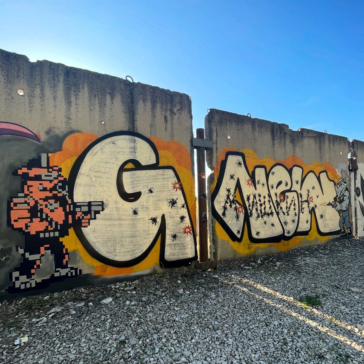 Уличные художники продолжают украшать наш город. На непримечательных стенах оживают фантазийные персонажи и разные существа, горят пламенем яркие шрифты, уносят в мир грез пейзажи. Правда, арты вдали от центра мало кто заметит, поэтому «Ключ-Медиа» решил исправить это упущение.