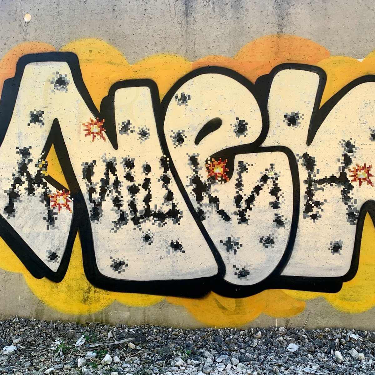 Уличные художники продолжают украшать наш город. На непримечательных стенах оживают фантазийные персонажи и разные существа, горят пламенем яркие шрифты, уносят в мир грез пейзажи. Правда, арты вдали от центра мало кто заметит, поэтому «Ключ-Медиа» решил исправить это упущение.