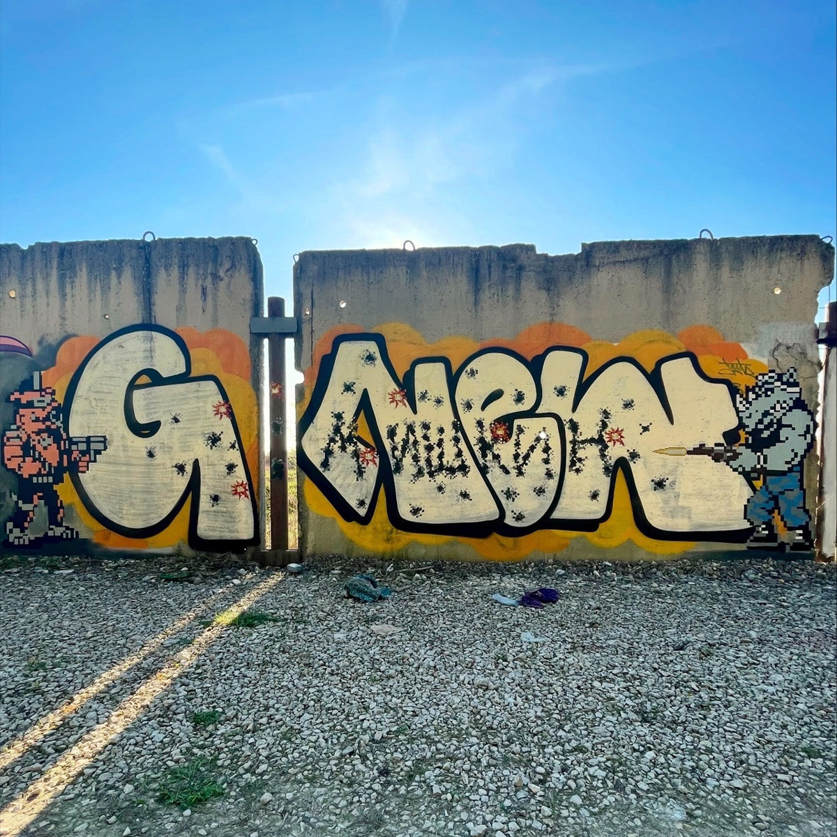 Уличные художники продолжают украшать наш город. На непримечательных стенах оживают фантазийные персонажи и разные существа, горят пламенем яркие шрифты, уносят в мир грез пейзажи. Правда, арты вдали от центра мало кто заметит, поэтому «Ключ-Медиа» решил исправить это упущение.