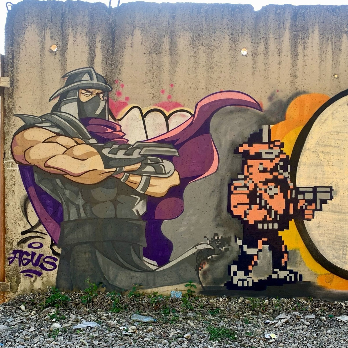 Уличные художники продолжают украшать наш город. На непримечательных стенах оживают фантазийные персонажи и разные существа, горят пламенем яркие шрифты, уносят в мир грез пейзажи. Правда, арты вдали от центра мало кто заметит, поэтому «Ключ-Медиа» решил исправить это упущение.