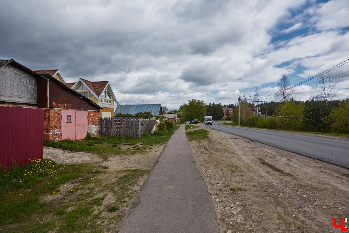 Уличные художники продолжают украшать наш город. На непримечательных стенах оживают фантазийные персонажи и разные существа, горят пламенем яркие шрифты, уносят в мир грез пейзажи. Правда, арты вдали от центра мало кто заметит, поэтому «Ключ-Медиа» решил исправить это упущение.