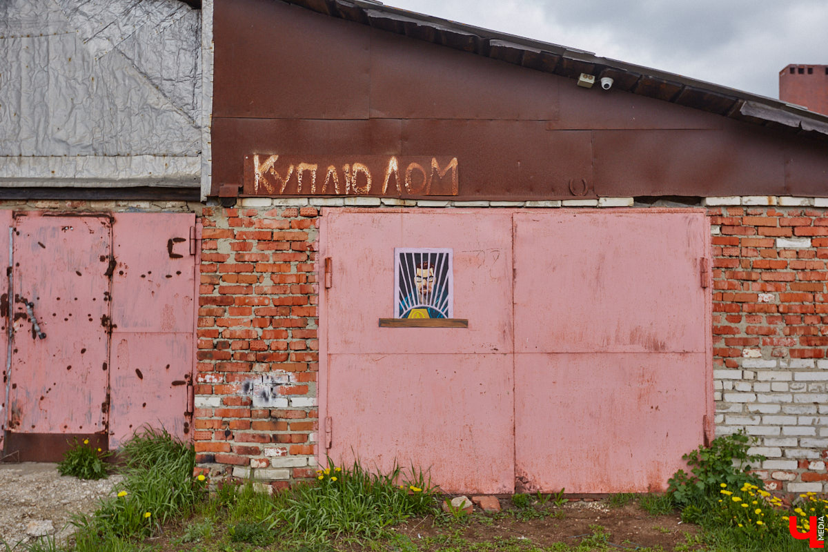 Уличные художники продолжают украшать наш город. На непримечательных стенах оживают фантазийные персонажи и разные существа, горят пламенем яркие шрифты, уносят в мир грез пейзажи. Правда, арты вдали от центра мало кто заметит, поэтому «Ключ-Медиа» решил исправить это упущение.