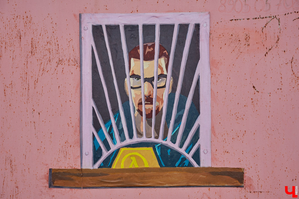 Уличные художники продолжают украшать наш город. На непримечательных стенах оживают фантазийные персонажи и разные существа, горят пламенем яркие шрифты, уносят в мир грез пейзажи. Правда, арты вдали от центра мало кто заметит, поэтому «Ключ-Медиа» решил исправить это упущение.