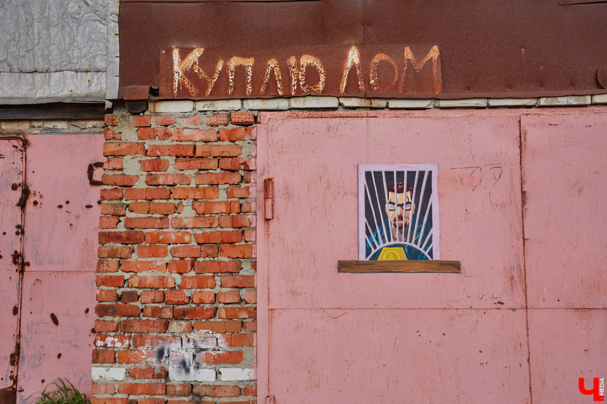 Уличные художники продолжают украшать наш город. На непримечательных стенах оживают фантазийные персонажи и разные существа, горят пламенем яркие шрифты, уносят в мир грез пейзажи. Правда, арты вдали от центра мало кто заметит, поэтому «Ключ-Медиа» решил исправить это упущение.