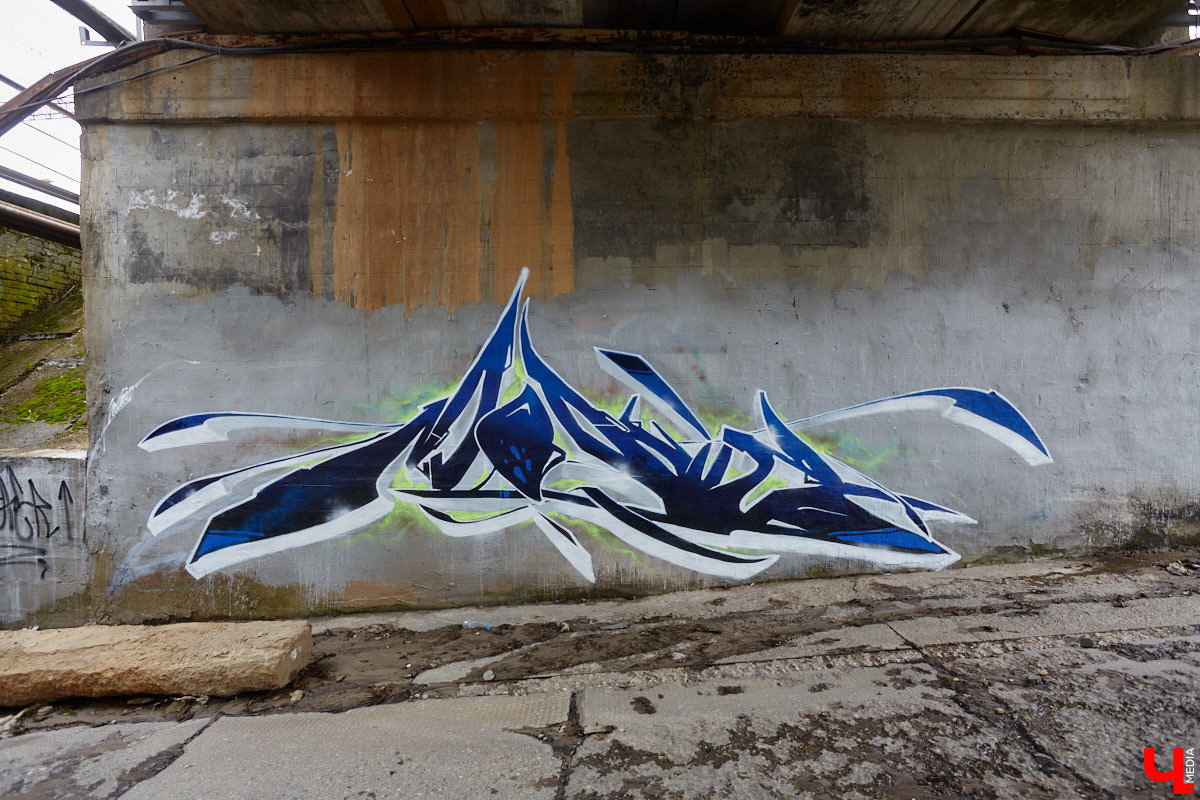 Уличные художники продолжают украшать наш город. На непримечательных стенах оживают фантазийные персонажи и разные существа, горят пламенем яркие шрифты, уносят в мир грез пейзажи. Правда, арты вдали от центра мало кто заметит, поэтому «Ключ-Медиа» решил исправить это упущение.