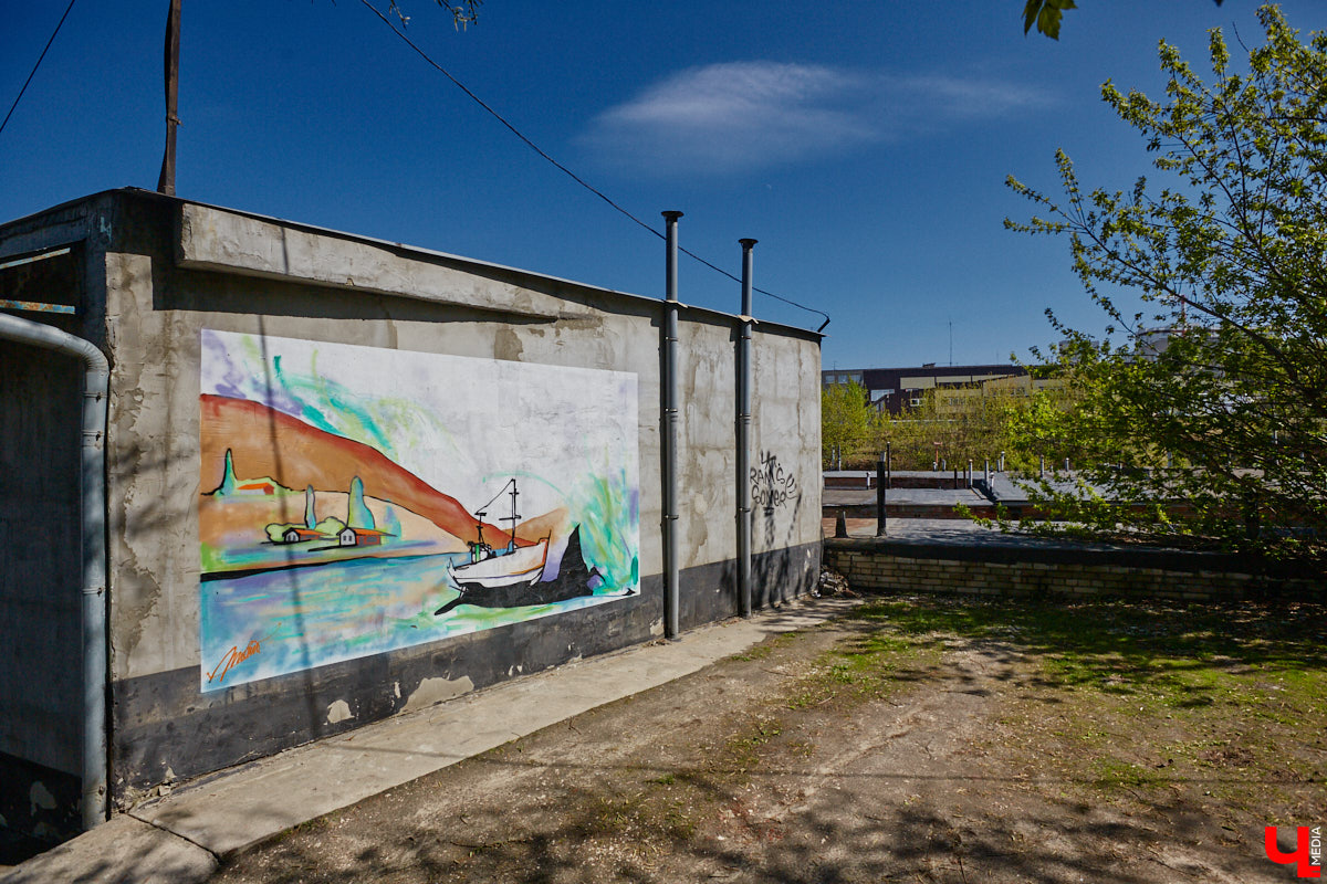 Уличные художники продолжают украшать наш город. На непримечательных стенах оживают фантазийные персонажи и разные существа, горят пламенем яркие шрифты, уносят в мир грез пейзажи. Правда, арты вдали от центра мало кто заметит, поэтому «Ключ-Медиа» решил исправить это упущение.