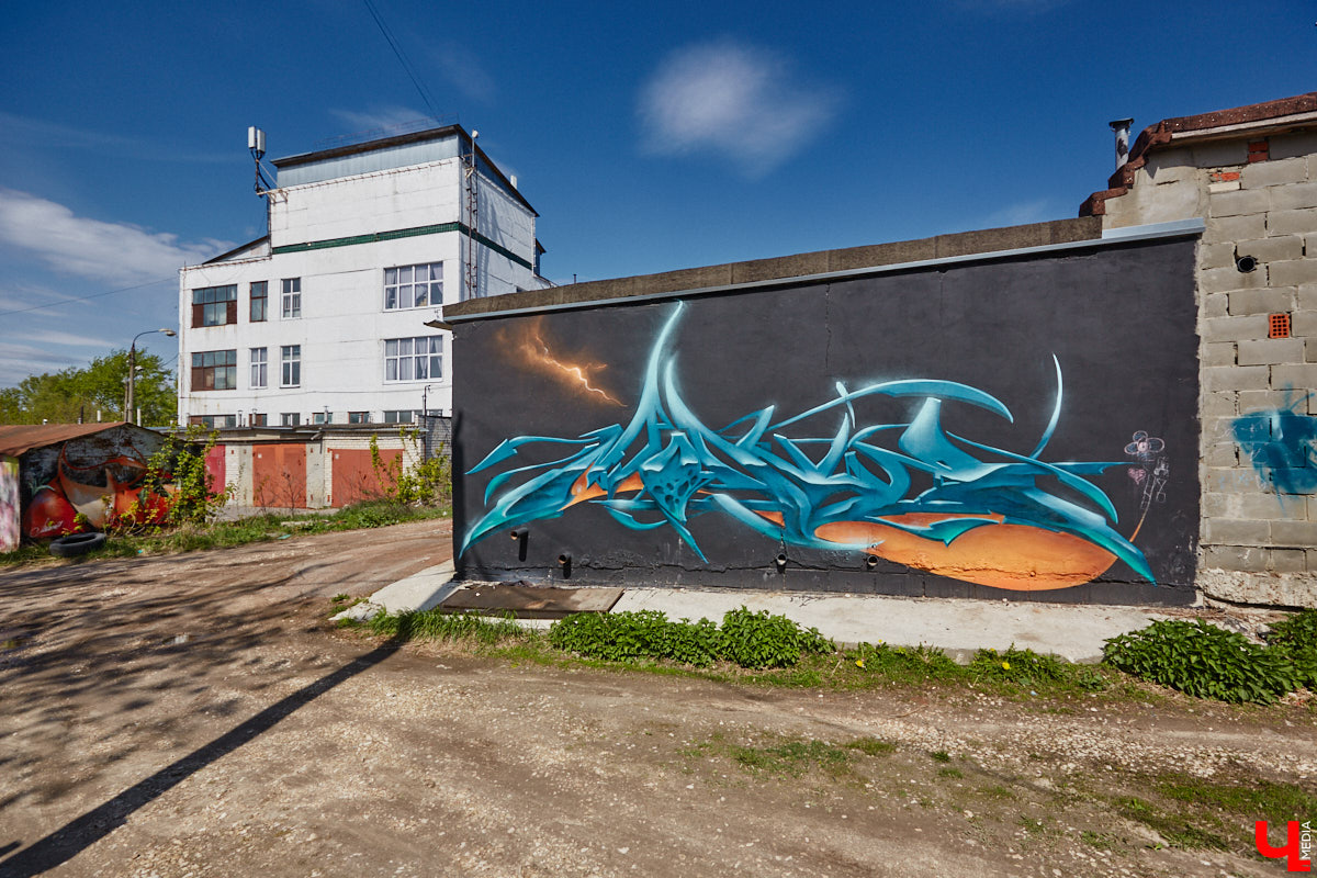 Уличные художники продолжают украшать наш город. На непримечательных стенах оживают фантазийные персонажи и разные существа, горят пламенем яркие шрифты, уносят в мир грез пейзажи. Правда, арты вдали от центра мало кто заметит, поэтому «Ключ-Медиа» решил исправить это упущение.