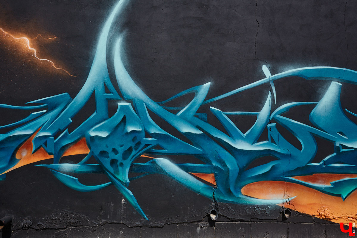 Уличные художники продолжают украшать наш город. На непримечательных стенах оживают фантазийные персонажи и разные существа, горят пламенем яркие шрифты, уносят в мир грез пейзажи. Правда, арты вдали от центра мало кто заметит, поэтому «Ключ-Медиа» решил исправить это упущение.