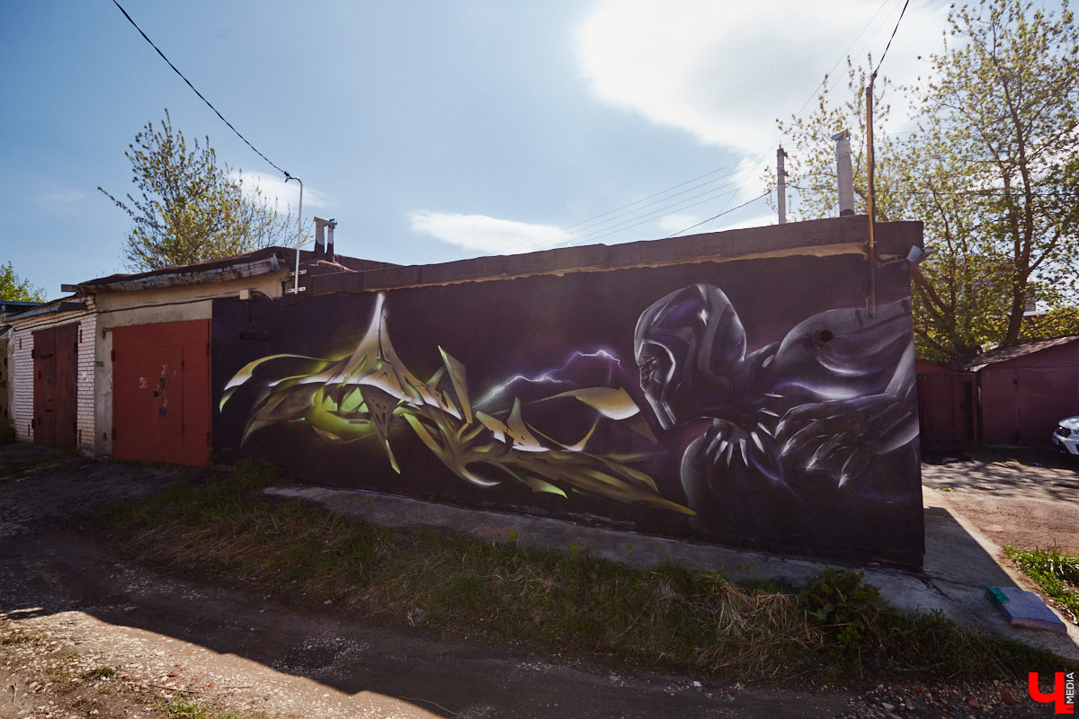 Уличные художники продолжают украшать наш город. На непримечательных стенах оживают фантазийные персонажи и разные существа, горят пламенем яркие шрифты, уносят в мир грез пейзажи. Правда, арты вдали от центра мало кто заметит, поэтому «Ключ-Медиа» решил исправить это упущение.