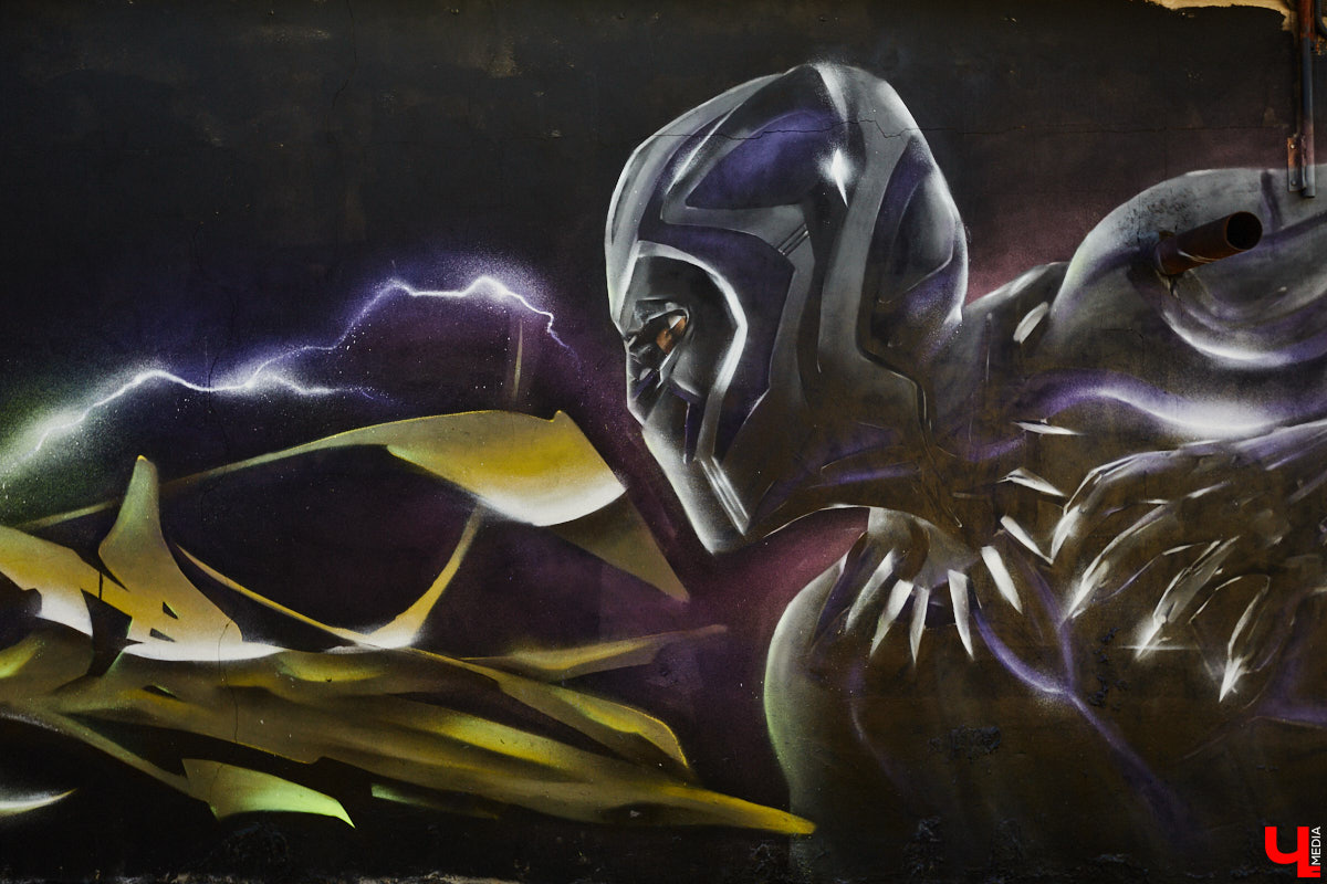 Уличные художники продолжают украшать наш город. На непримечательных стенах оживают фантазийные персонажи и разные существа, горят пламенем яркие шрифты, уносят в мир грез пейзажи. Правда, арты вдали от центра мало кто заметит, поэтому «Ключ-Медиа» решил исправить это упущение.