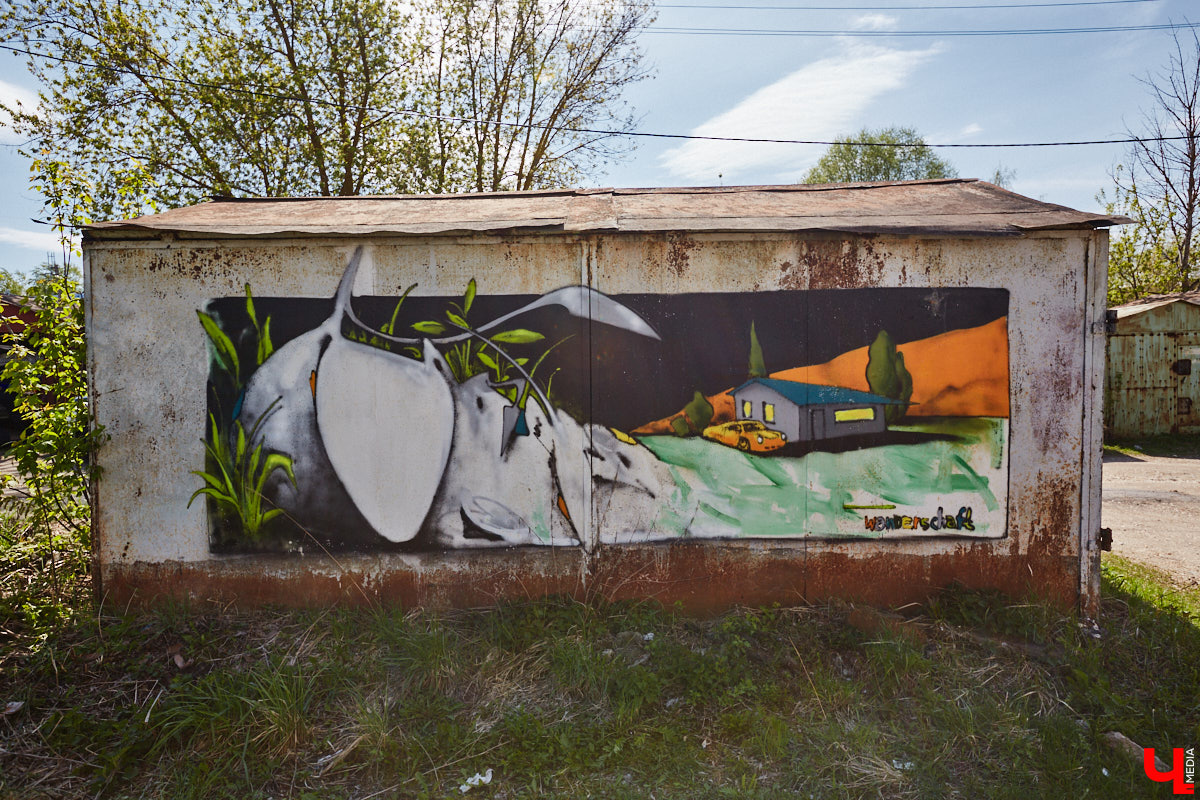 Уличные художники продолжают украшать наш город. На непримечательных стенах оживают фантазийные персонажи и разные существа, горят пламенем яркие шрифты, уносят в мир грез пейзажи. Правда, арты вдали от центра мало кто заметит, поэтому «Ключ-Медиа» решил исправить это упущение.