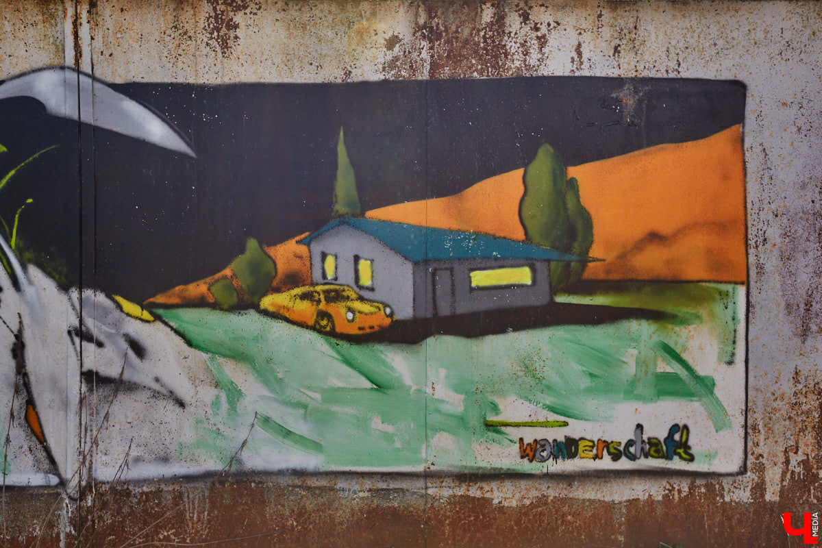 Уличные художники продолжают украшать наш город. На непримечательных стенах оживают фантазийные персонажи и разные существа, горят пламенем яркие шрифты, уносят в мир грез пейзажи. Правда, арты вдали от центра мало кто заметит, поэтому «Ключ-Медиа» решил исправить это упущение.