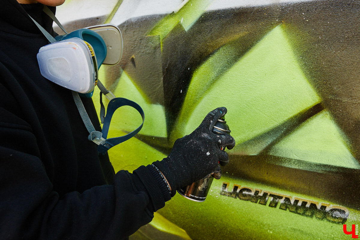 Уличные художники продолжают украшать наш город. На непримечательных стенах оживают фантазийные персонажи и разные существа, горят пламенем яркие шрифты, уносят в мир грез пейзажи. Правда, арты вдали от центра мало кто заметит, поэтому «Ключ-Медиа» решил исправить это упущение.