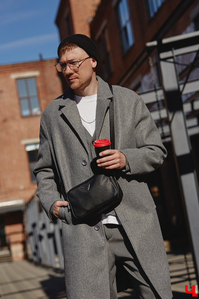 Свадебный ведущий Сергей Белоусов предпочитает комфортные, стильные и теплые вещи. Главный принцип образов для прохладной весны — многослойность. Своими лайфхаками и модными аутфитами человек-праздник поделился с «Ключ-Медиа»!