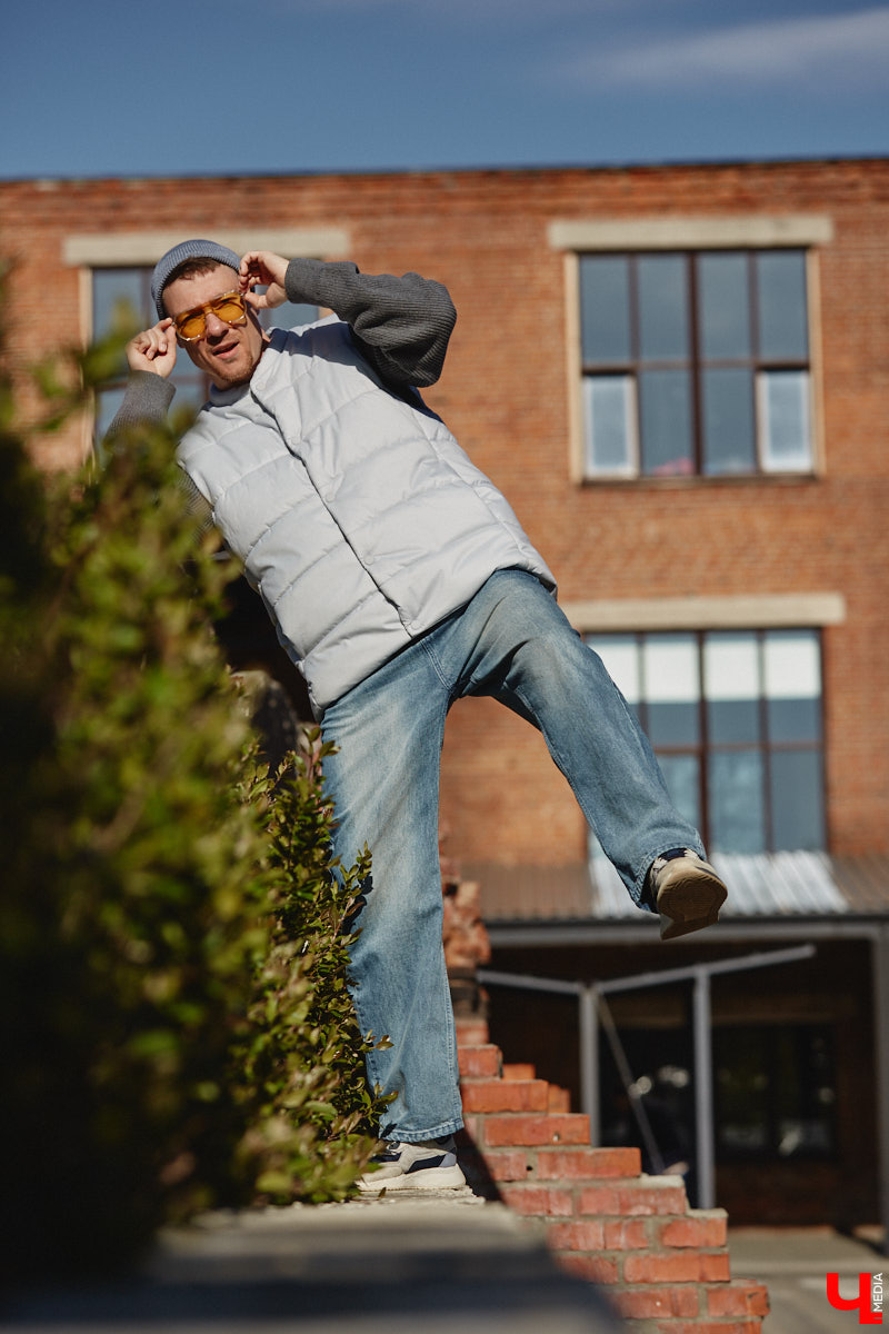 Свадебный ведущий Сергей Белоусов предпочитает комфортные, стильные и теплые вещи. Главный принцип образов для прохладной весны — многослойность. Своими лайфхаками и модными аутфитами человек-праздник поделился с «Ключ-Медиа»!