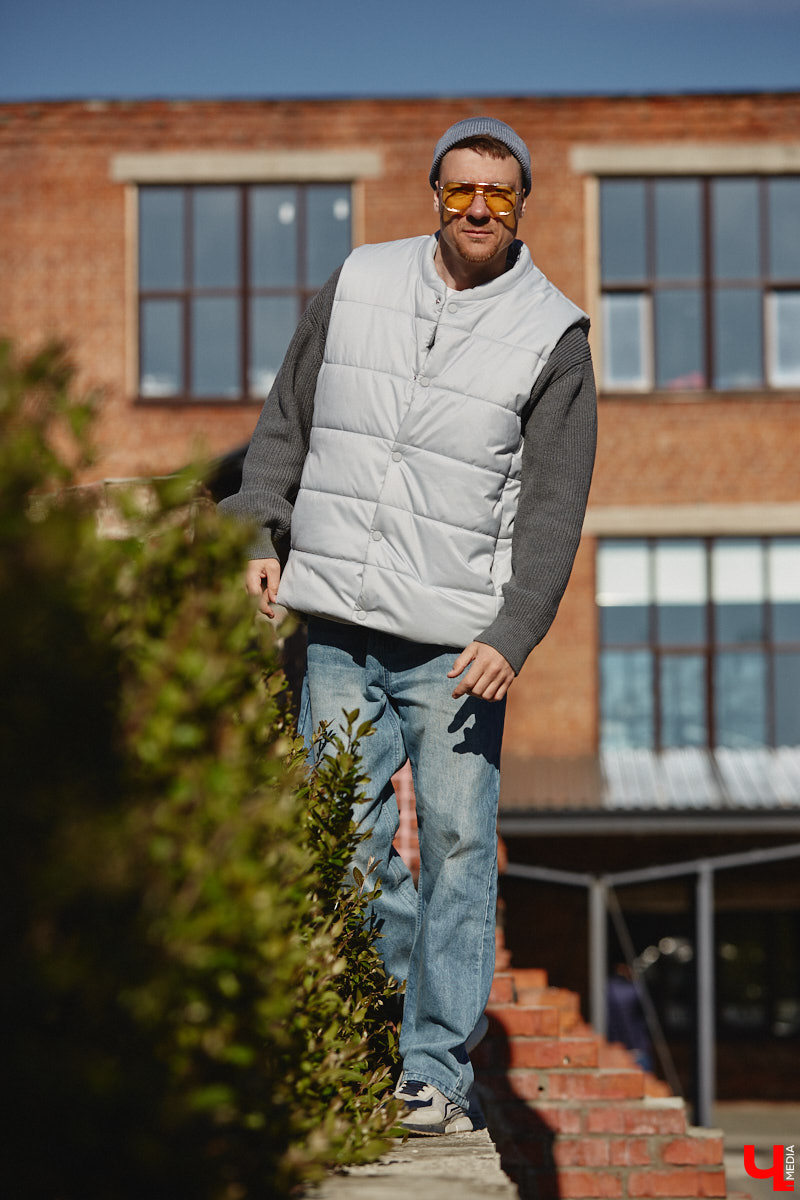 Свадебный ведущий Сергей Белоусов предпочитает комфортные, стильные и теплые вещи. Главный принцип образов для прохладной весны — многослойность. Своими лайфхаками и модными аутфитами человек-праздник поделился с «Ключ-Медиа»!