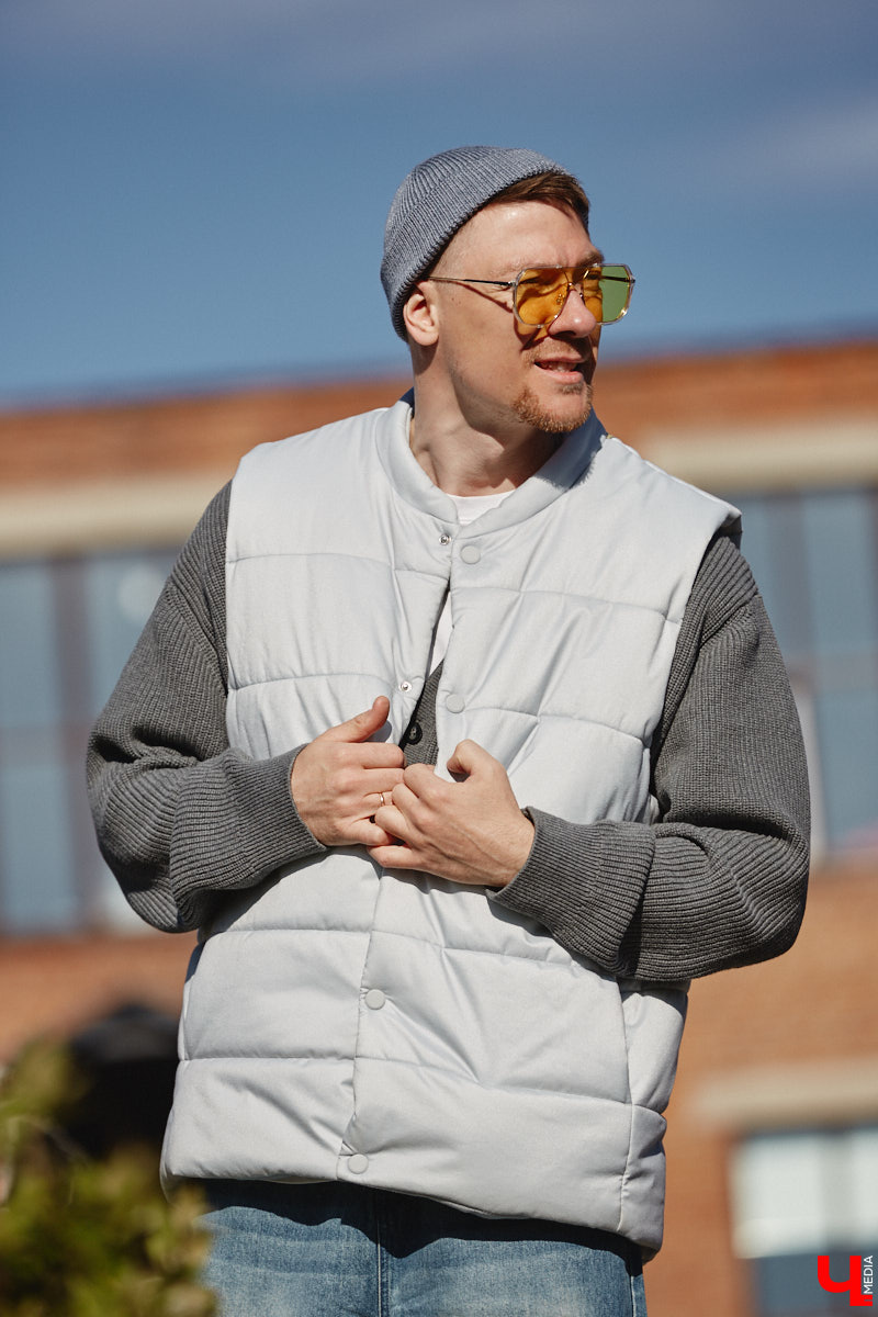 Свадебный ведущий Сергей Белоусов предпочитает комфортные, стильные и теплые вещи. Главный принцип образов для прохладной весны — многослойность. Своими лайфхаками и модными аутфитами человек-праздник поделился с «Ключ-Медиа»!