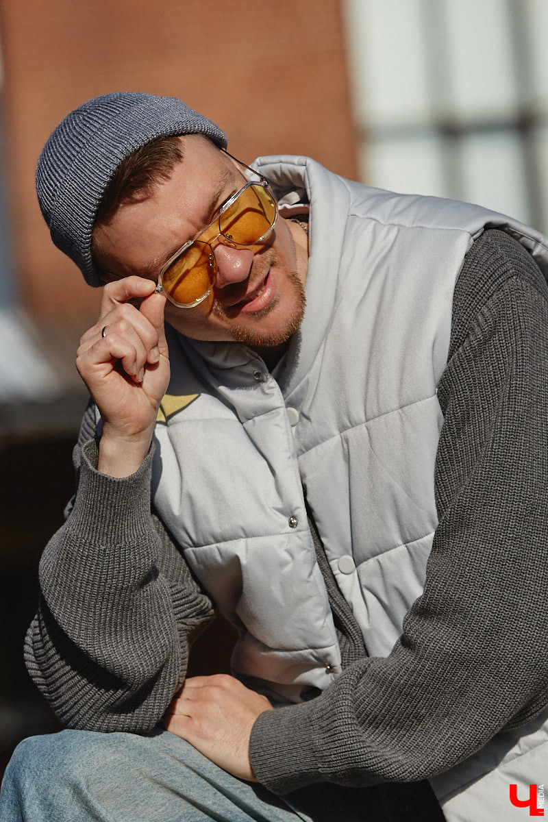 Свадебный ведущий Сергей Белоусов предпочитает комфортные, стильные и теплые вещи. Главный принцип образов для прохладной весны — многослойность. Своими лайфхаками и модными аутфитами человек-праздник поделился с «Ключ-Медиа»!