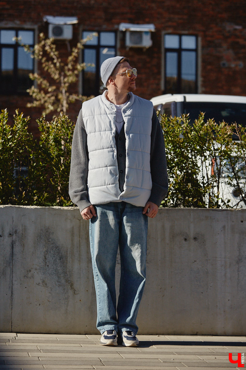 Свадебный ведущий Сергей Белоусов предпочитает комфортные, стильные и теплые вещи. Главный принцип образов для прохладной весны — многослойность. Своими лайфхаками и модными аутфитами человек-праздник поделился с «Ключ-Медиа»!