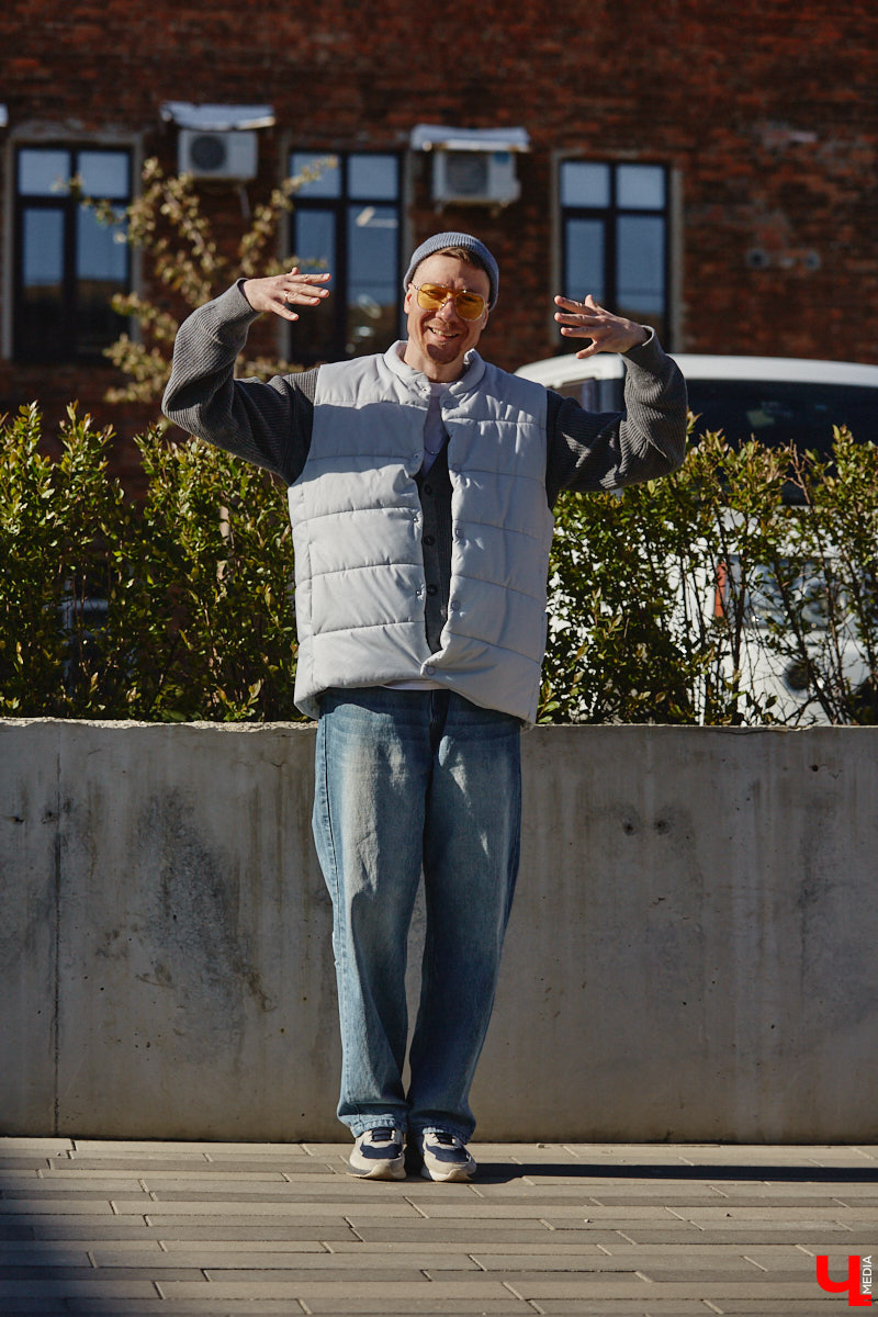 Свадебный ведущий Сергей Белоусов предпочитает комфортные, стильные и теплые вещи. Главный принцип образов для прохладной весны — многослойность. Своими лайфхаками и модными аутфитами человек-праздник поделился с «Ключ-Медиа»!