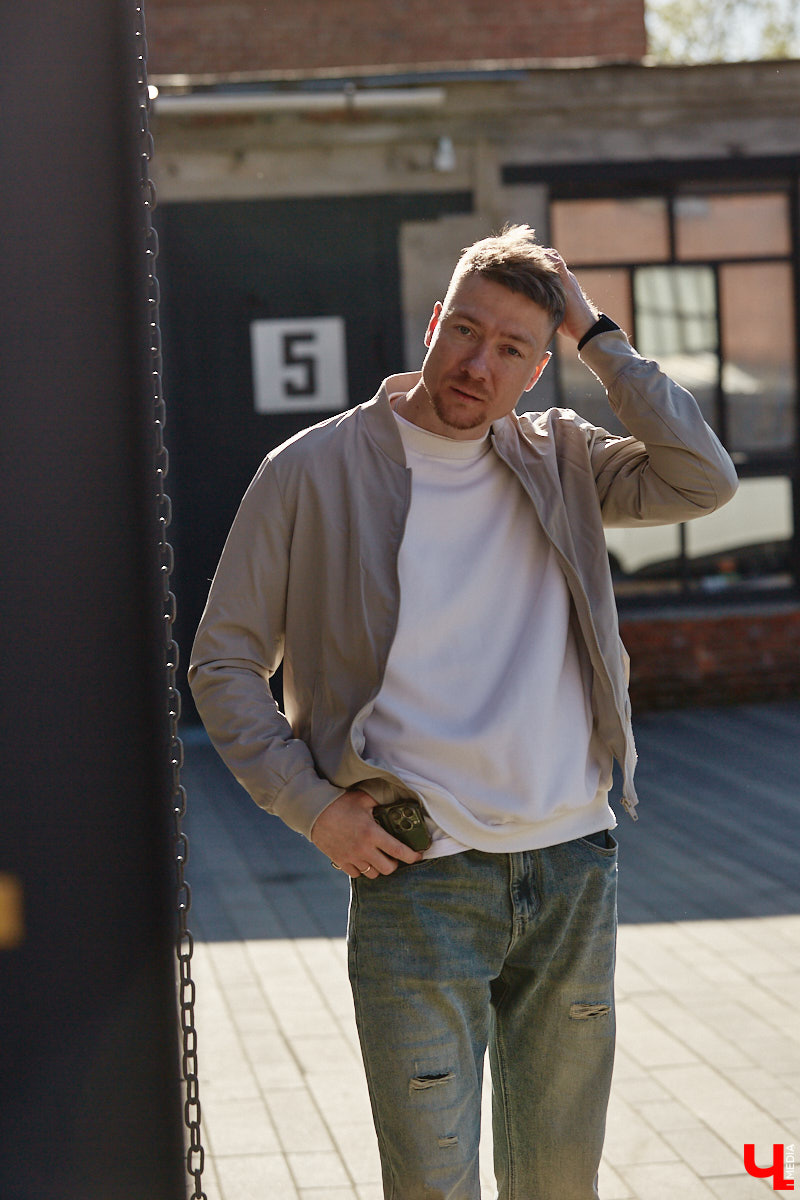 Свадебный ведущий Сергей Белоусов предпочитает комфортные, стильные и теплые вещи. Главный принцип образов для прохладной весны — многослойность. Своими лайфхаками и модными аутфитами человек-праздник поделился с «Ключ-Медиа»!