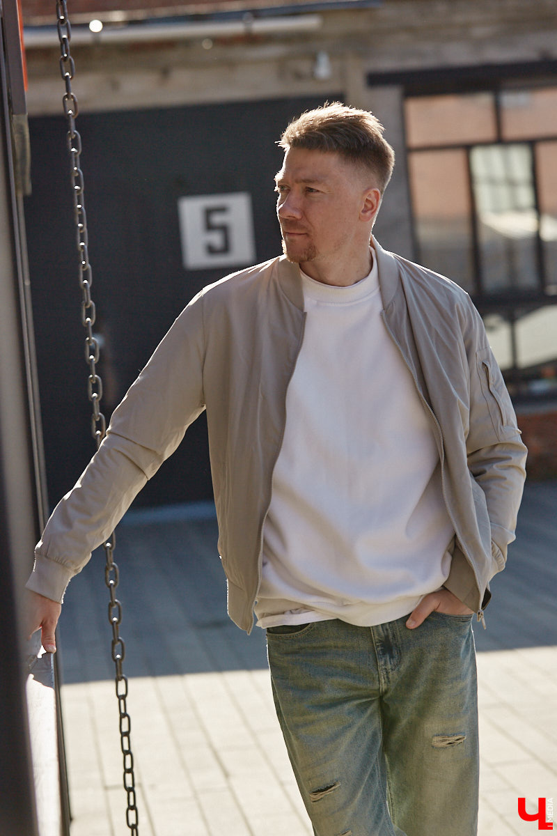 Свадебный ведущий Сергей Белоусов предпочитает комфортные, стильные и теплые вещи. Главный принцип образов для прохладной весны — многослойность. Своими лайфхаками и модными аутфитами человек-праздник поделился с «Ключ-Медиа»!