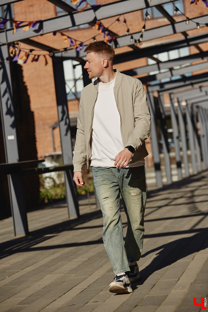 Свадебный ведущий Сергей Белоусов предпочитает комфортные, стильные и теплые вещи. Главный принцип образов для прохладной весны — многослойность. Своими лайфхаками и модными аутфитами человек-праздник поделился с «Ключ-Медиа»!