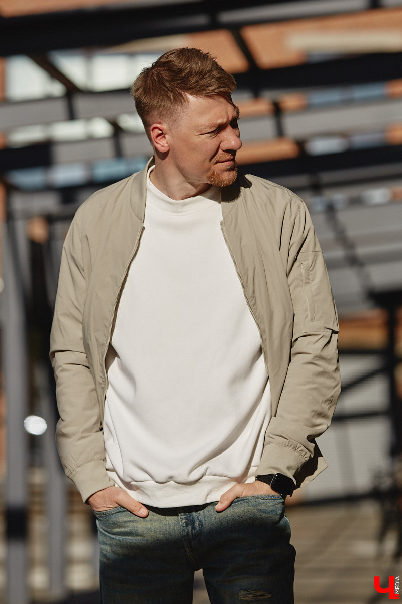 Свадебный ведущий Сергей Белоусов предпочитает комфортные, стильные и теплые вещи. Главный принцип образов для прохладной весны — многослойность. Своими лайфхаками и модными аутфитами человек-праздник поделился с «Ключ-Медиа»!