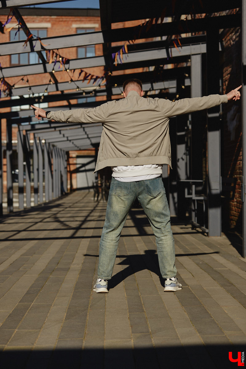 Свадебный ведущий Сергей Белоусов предпочитает комфортные, стильные и теплые вещи. Главный принцип образов для прохладной весны — многослойность. Своими лайфхаками и модными аутфитами человек-праздник поделился с «Ключ-Медиа»!