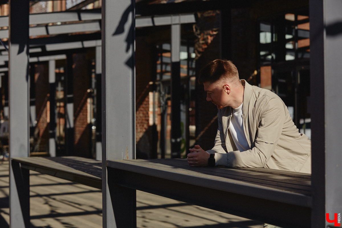 Свадебный ведущий Сергей Белоусов предпочитает комфортные, стильные и теплые вещи. Главный принцип образов для прохладной весны — многослойность. Своими лайфхаками и модными аутфитами человек-праздник поделился с «Ключ-Медиа»!