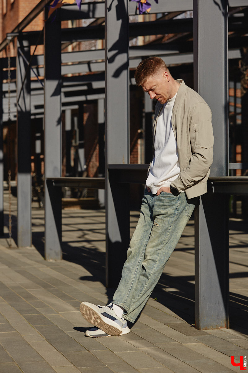 Свадебный ведущий Сергей Белоусов предпочитает комфортные, стильные и теплые вещи. Главный принцип образов для прохладной весны — многослойность. Своими лайфхаками и модными аутфитами человек-праздник поделился с «Ключ-Медиа»!