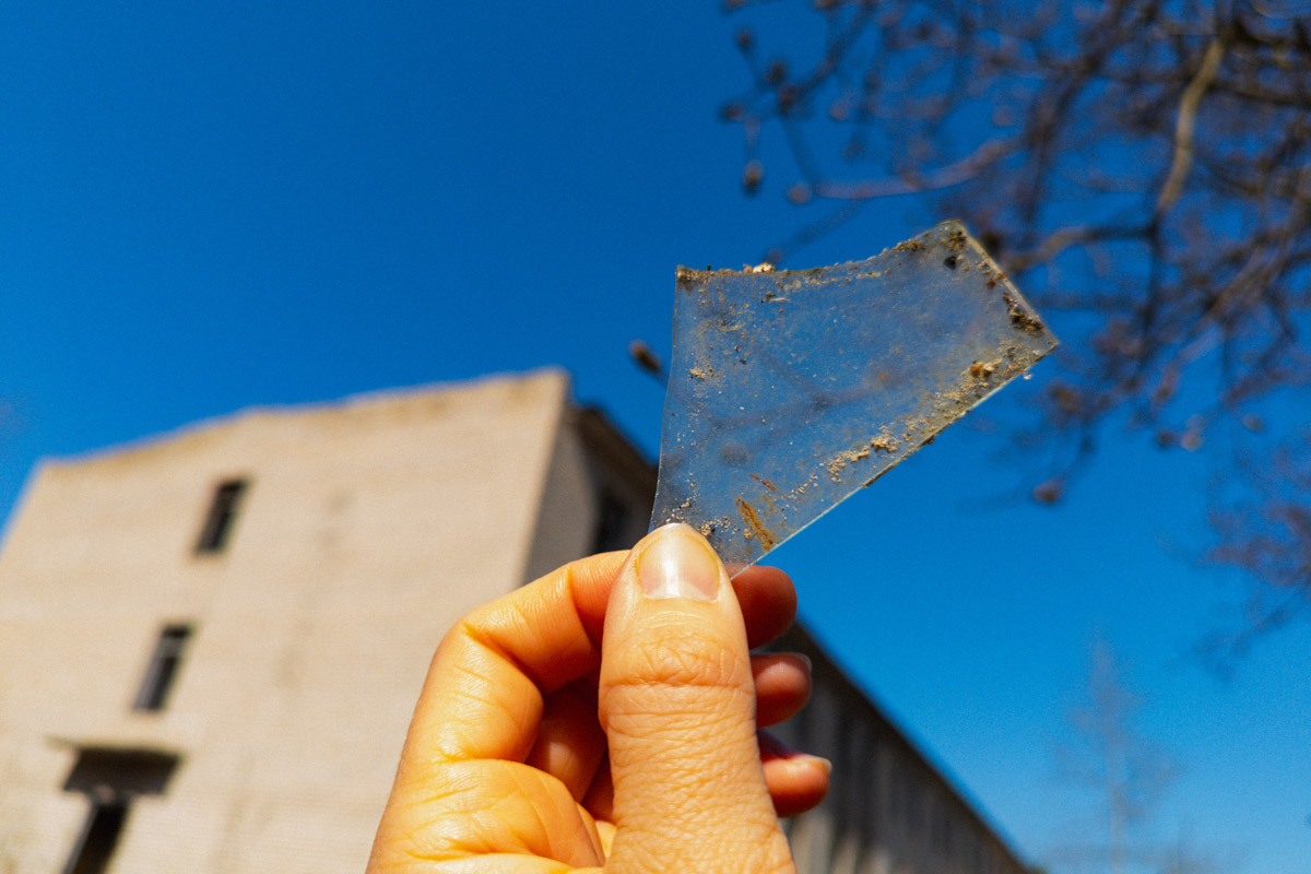 А если бы стены умели говорить, что бы они нам рассказали? Об этом, надо полагать, думают все, кто когда-то гулял по заброшенным зданиям. В регионе их много, но в особенном месте военный городок в Петушинском районе. Тут не одно разрушенное строение, а большая территория, где несколько корпусов сейчас просто руины, хранящие свои тайны.