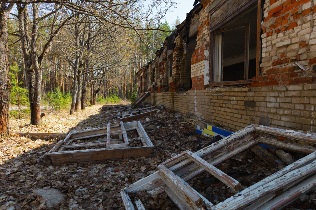 А если бы стены умели говорить, что бы они нам рассказали? Об этом, надо полагать, думают все, кто когда-то гулял по заброшенным зданиям. В регионе их много, но в особенном месте военный городок в Петушинском районе. Тут не одно разрушенное строение, а большая территория, где несколько корпусов сейчас просто руины, хранящие свои тайны.