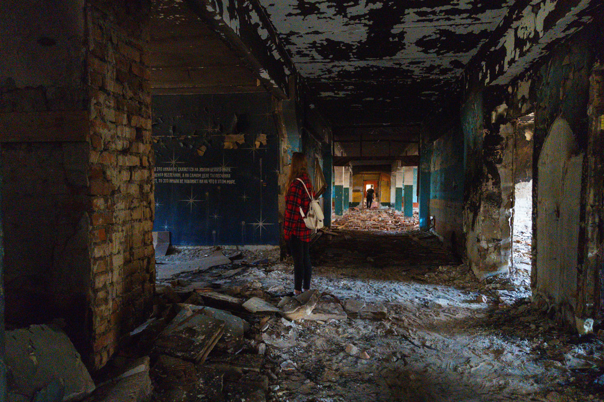 А если бы стены умели говорить, что бы они нам рассказали? Об этом, надо полагать, думают все, кто когда-то гулял по заброшенным зданиям. В регионе их много, но в особенном месте военный городок в Петушинском районе. Тут не одно разрушенное строение, а большая территория, где несколько корпусов сейчас просто руины, хранящие свои тайны.