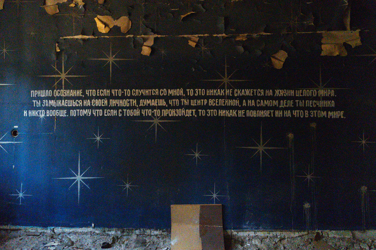 А если бы стены умели говорить, что бы они нам рассказали? Об этом, надо полагать, думают все, кто когда-то гулял по заброшенным зданиям. В регионе их много, но в особенном месте военный городок в Петушинском районе. Тут не одно разрушенное строение, а большая территория, где несколько корпусов сейчас просто руины, хранящие свои тайны.