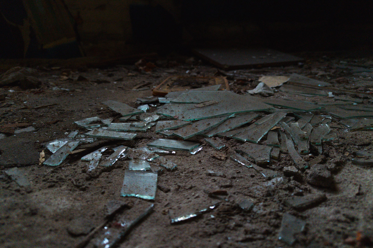 А если бы стены умели говорить, что бы они нам рассказали? Об этом, надо полагать, думают все, кто когда-то гулял по заброшенным зданиям. В регионе их много, но в особенном месте военный городок в Петушинском районе. Тут не одно разрушенное строение, а большая территория, где несколько корпусов сейчас просто руины, хранящие свои тайны.