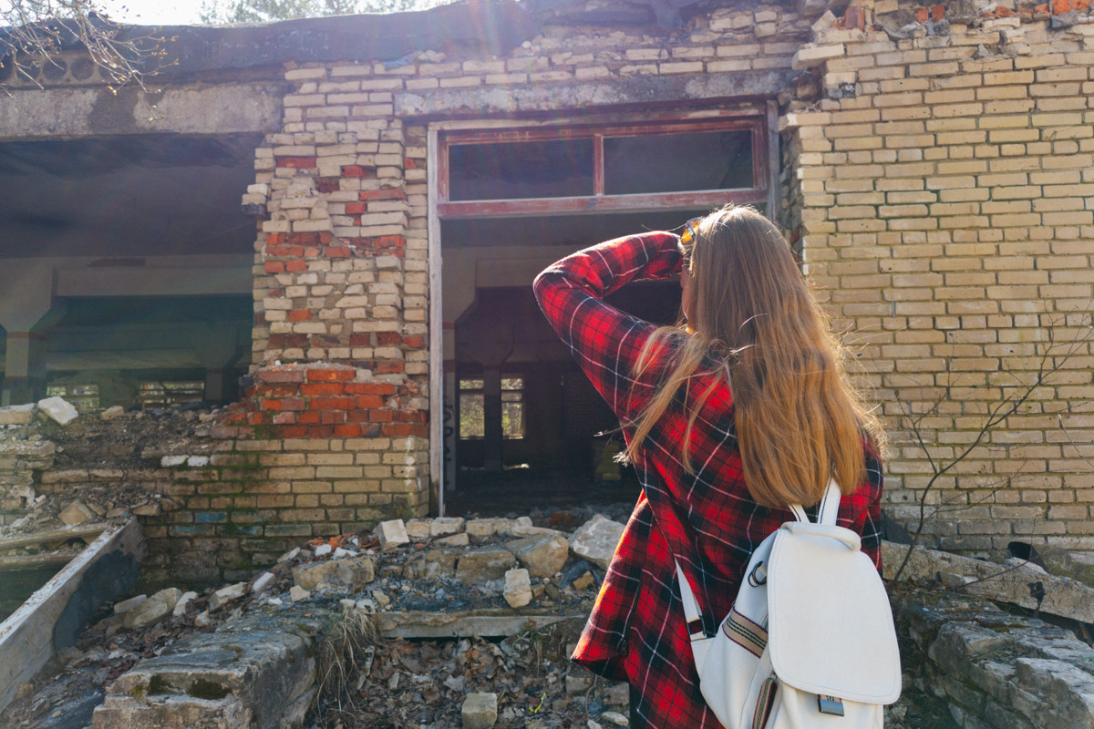 А если бы стены умели говорить, что бы они нам рассказали? Об этом, надо полагать, думают все, кто когда-то гулял по заброшенным зданиям. В регионе их много, но в особенном месте военный городок в Петушинском районе. Тут не одно разрушенное строение, а большая территория, где несколько корпусов сейчас просто руины, хранящие свои тайны.