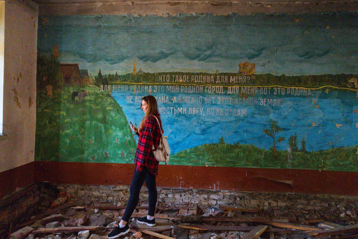 А если бы стены умели говорить, что бы они нам рассказали? Об этом, надо полагать, думают все, кто когда-то гулял по заброшенным зданиям. В регионе их много, но в особенном месте военный городок в Петушинском районе. Тут не одно разрушенное строение, а большая территория, где несколько корпусов сейчас просто руины, хранящие свои тайны.