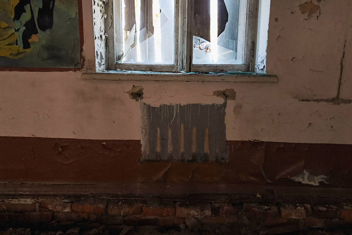 А если бы стены умели говорить, что бы они нам рассказали? Об этом, надо полагать, думают все, кто когда-то гулял по заброшенным зданиям. В регионе их много, но в особенном месте военный городок в Петушинском районе. Тут не одно разрушенное строение, а большая территория, где несколько корпусов сейчас просто руины, хранящие свои тайны.